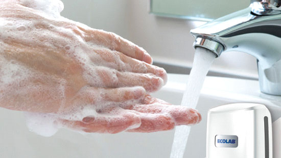 针对LTC和设施的手部卫生解决方案 Washing hands with Ecolab-brand soap