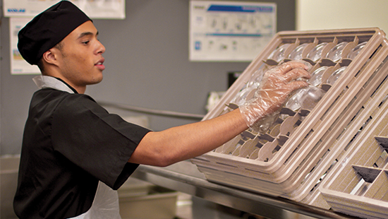 玻璃杯放在洗碗机的架子上 DISHWASHING / WAREWASHING PROGRAMS, PRODUCTS, EQUIPMENT AND SERVICES
